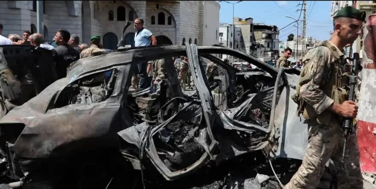 Sidón, sur de Líbano. Así quedó el auto en el que viajaba el dirigente palestino fallecido, Jalil Maqdah, en un ataque aéreo israelí. Era miembro de las Brigadas de los Mártires de Al Aqsa, brazo militar de Fatah. DW