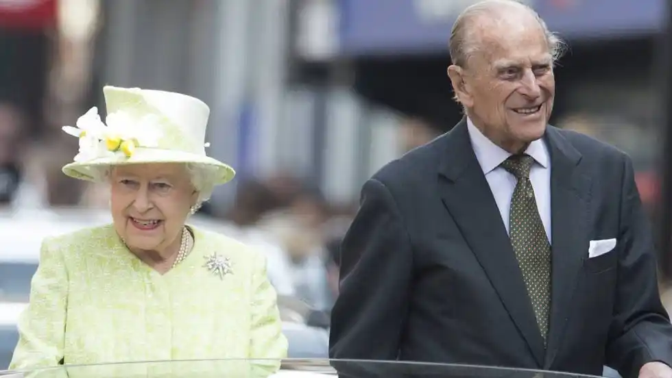 Reina Isabel II y su esposo VACUNADOS contra el COVID-19