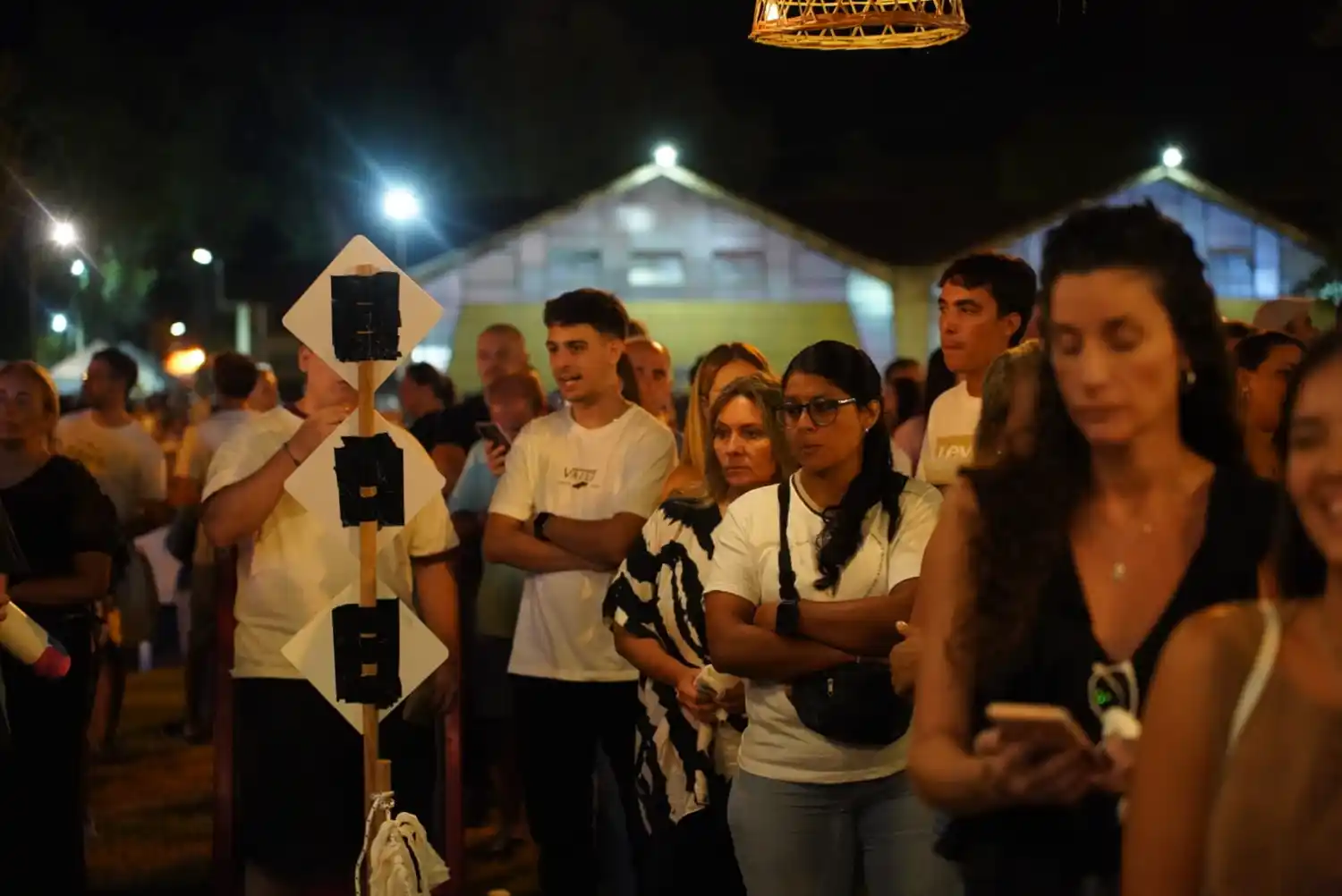 Largas filas de gente esperando por su propuesta gastronómica.