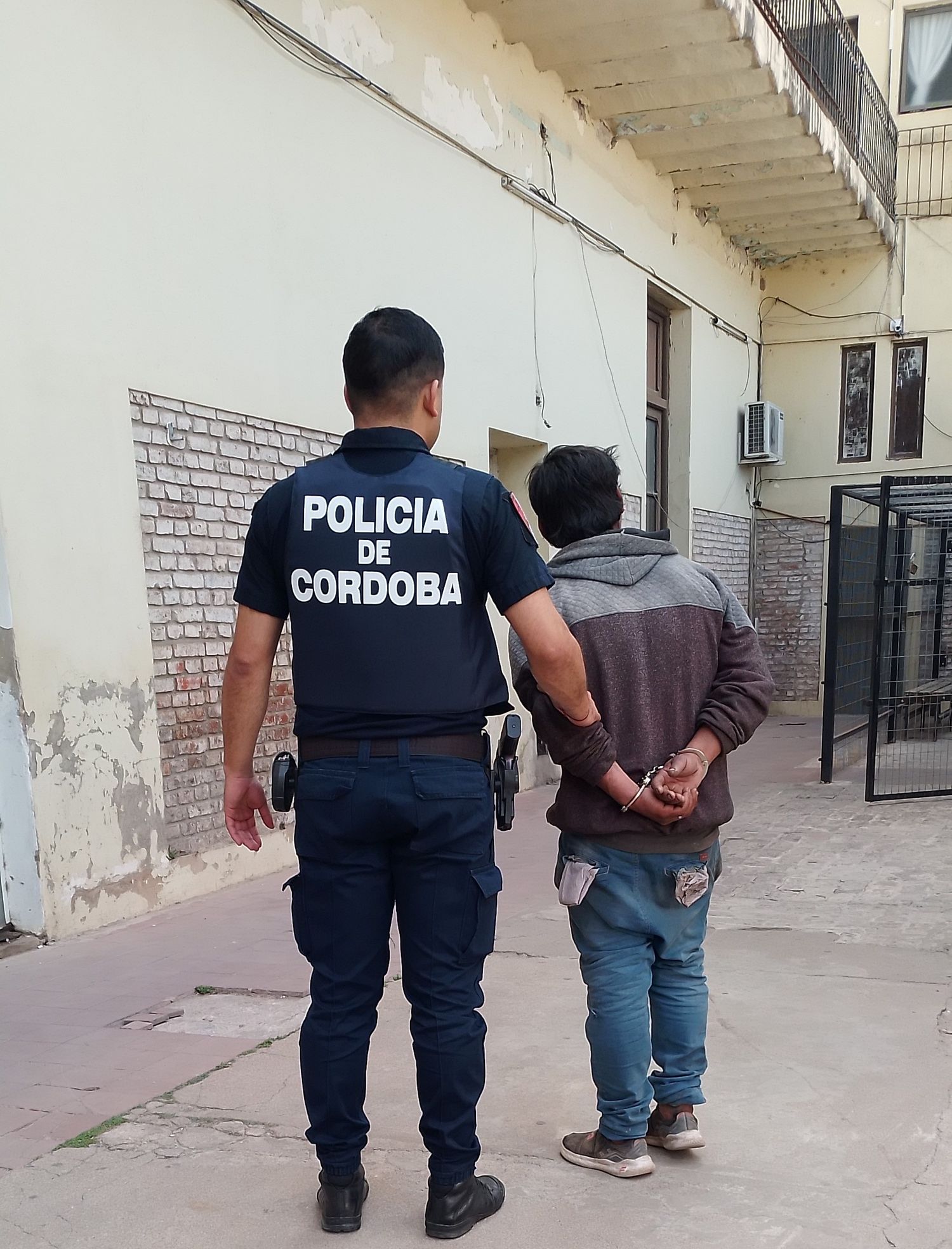 El detenido era trasladado a sede policial.