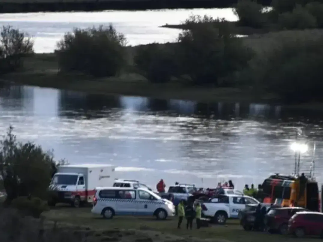 Santa Cruz: buscan a dos hermanos de 10 y 12 años que fueron arrastrados por la corriente de un río.