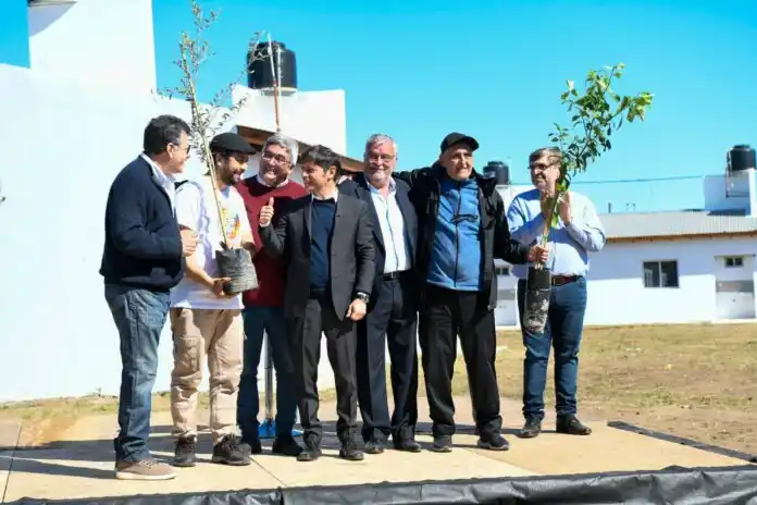 Kicillof y Rodríguez entregaron árboles frutales en Bragado
