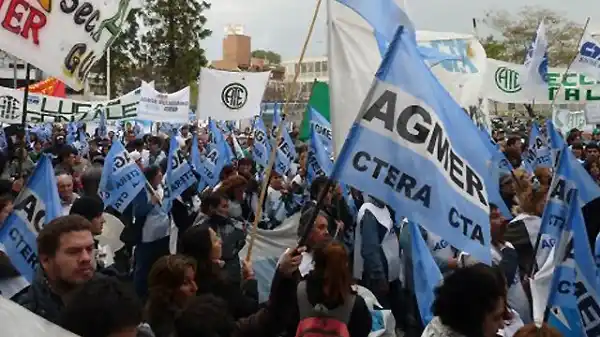 Docentes de Agmer y Amet paran hoy por “la falta de respuestas del Gobierno”