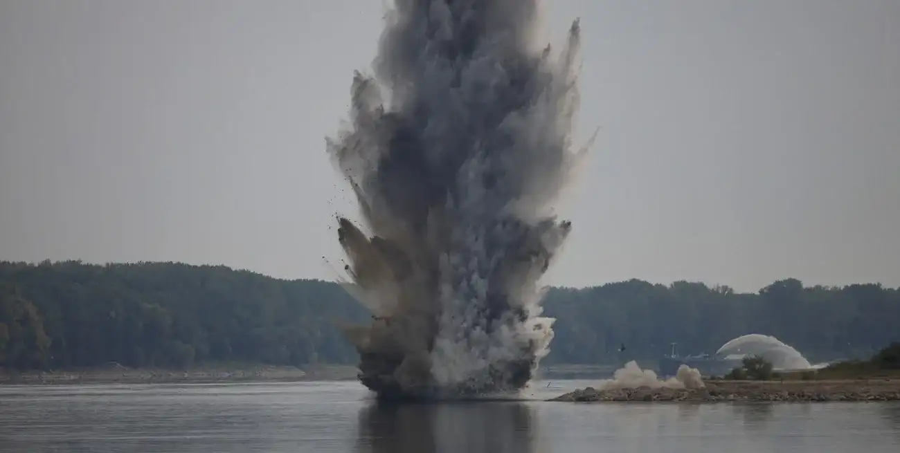 El ejército rumano usó 180 kilos de explosivos para redirigir el Danubio hacia Cernavoda, asegurando el flujo de agua necesario para la planta nuclear. Foto: Inquam Photos / George Calin / REUTERS.