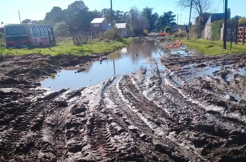 Calles destruidas en Parque Camet: "Cuando van a trabajar los vecinos no saben por dónde pasará el colectivo"