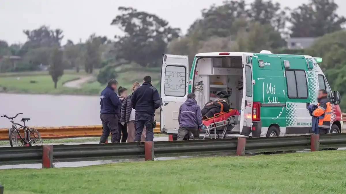 Un ciclista sufrió una fuerte caída en el Puente Dardo Rocha