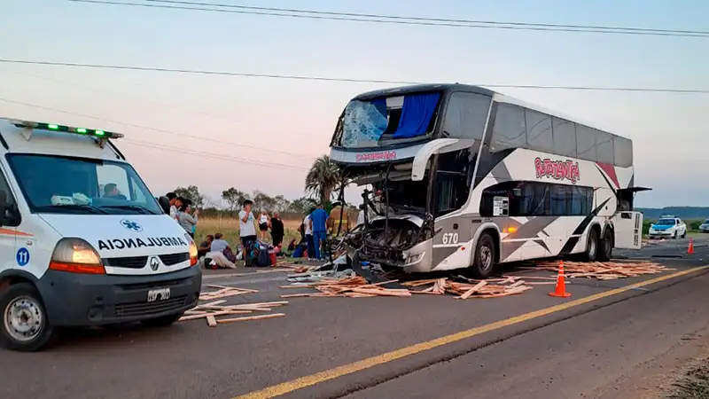 Un colectivo resultó destrozado tras chocar contra un camión sobre Autovía Artigas