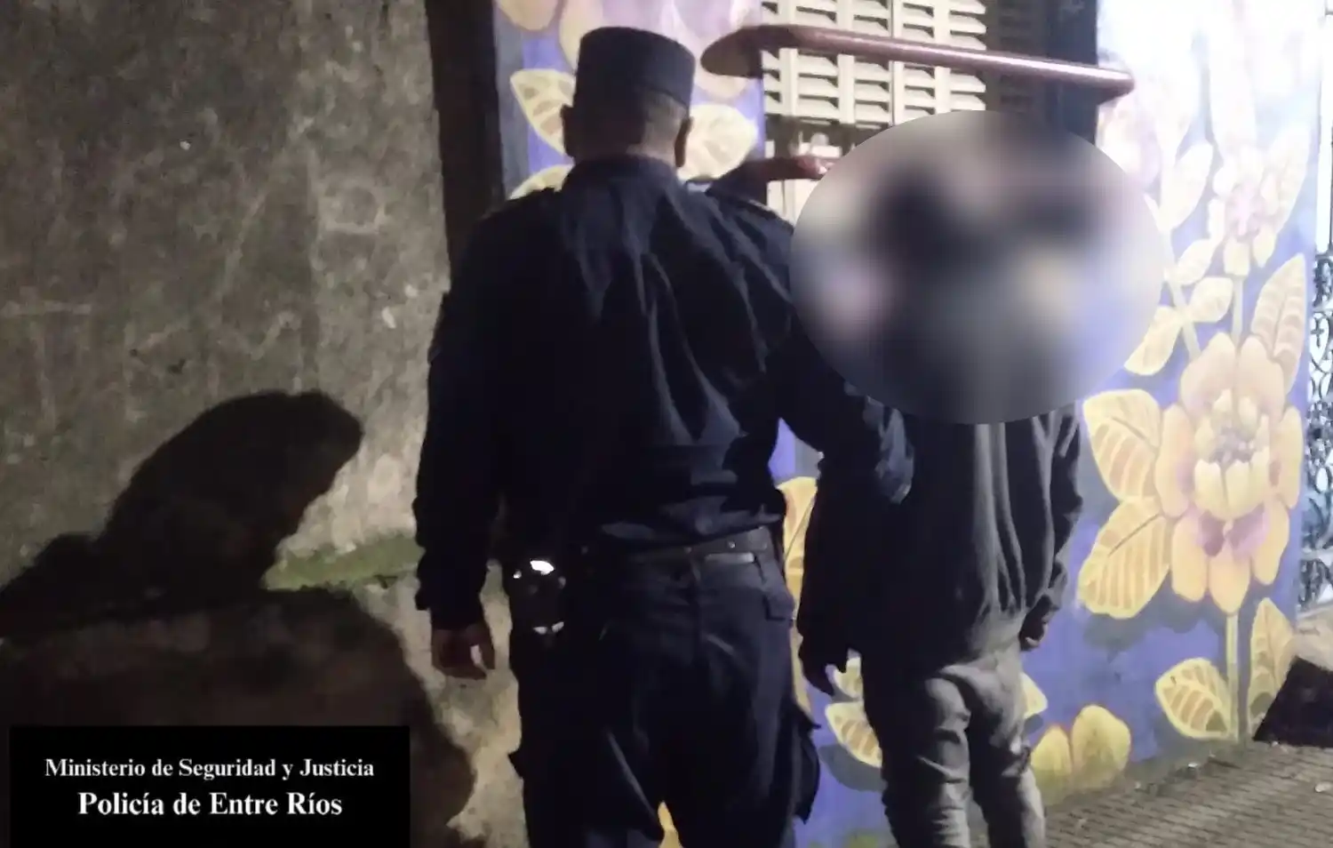 Estaba por robar un auto pero lo vieron justo por las cámaras de seguridad