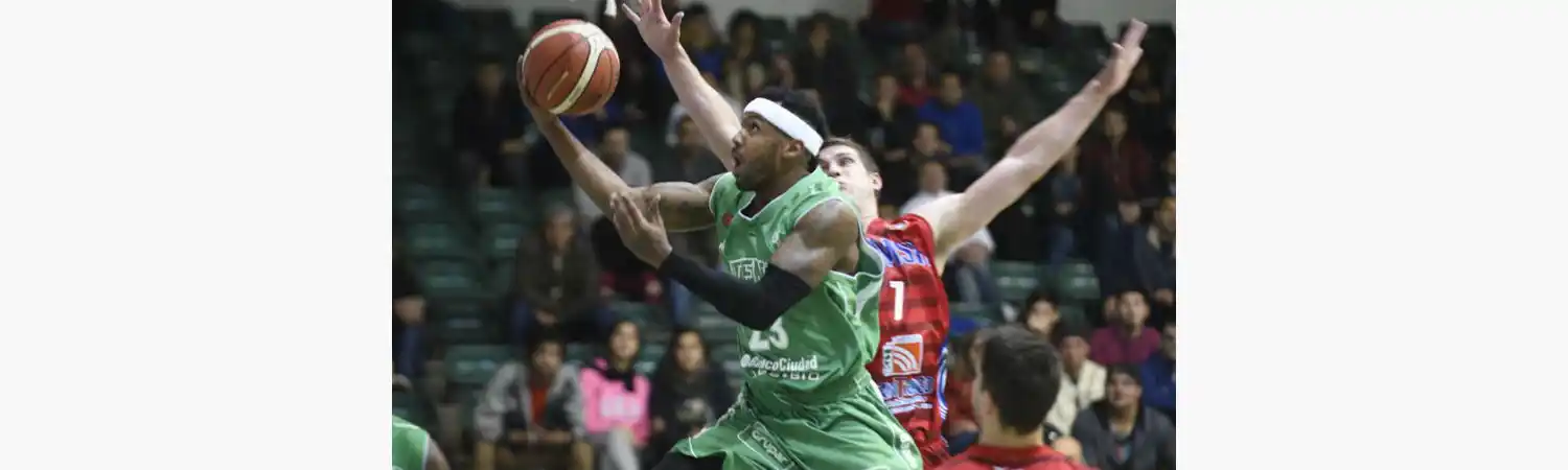 Quilmes - Atenas, con Baxley en la vereda de enfrente