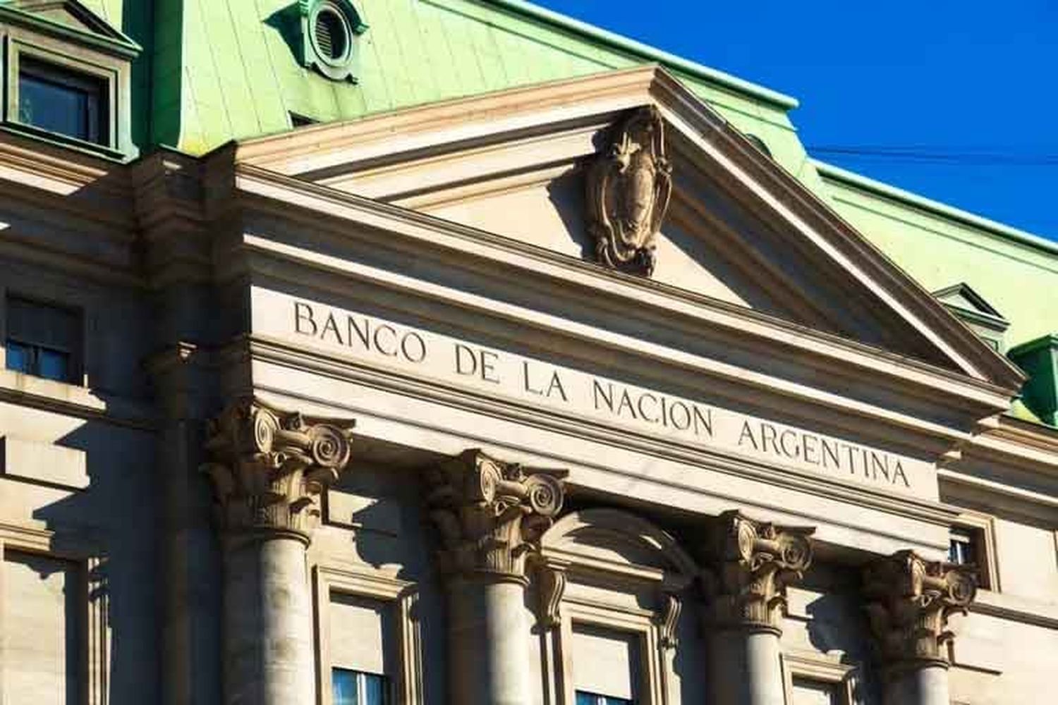 El sindicato bancario acordó un aumento igual a la inflación de agosto: el salario mínimo supera los $ 1,4 millones