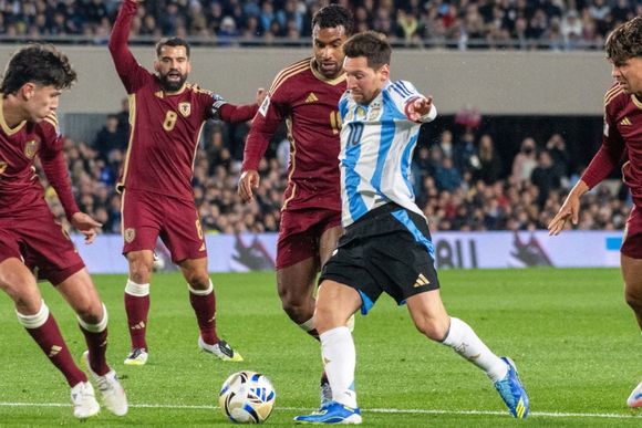 Messi se lució con un doblete en la goleada de Argentina ante Venezuela, en su último duelo por los puntos en el país