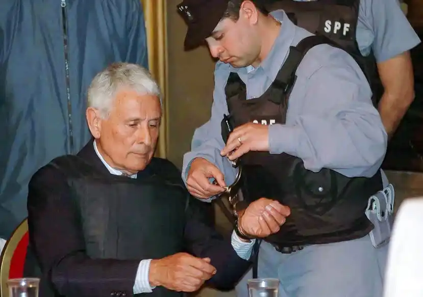 El Ministerio de Seguridad exoneró a Etchecolatz de la Policía bonaerense