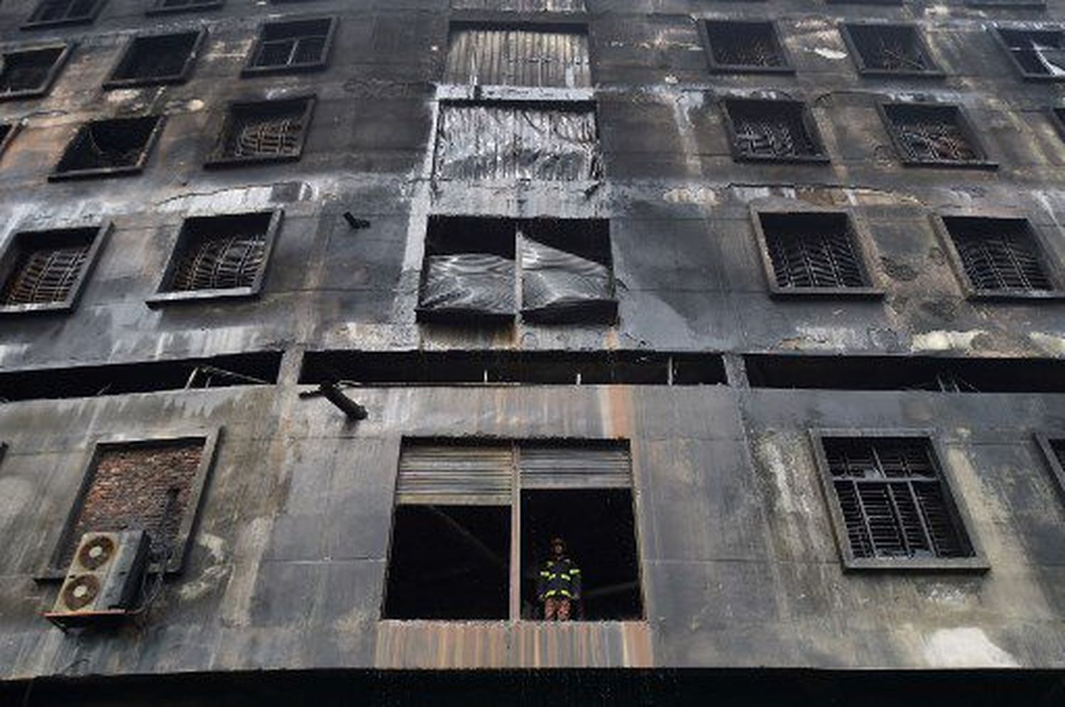 Había niños trabajando: acusan de homicidio al dueño de la fábrica incendiada en Bangladés
