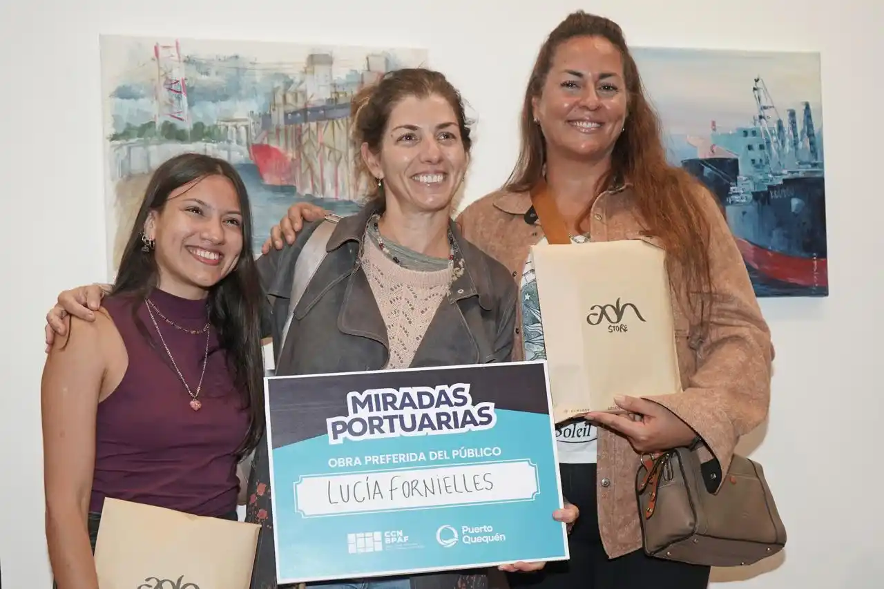 Lucía Fornieles junto a Paloma Leguizamón y Paola Berrio, quienes compartieron el podio de la votación