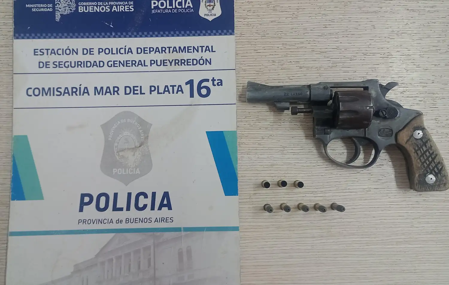 Uno de los imputados se descartó del arma y huyó ante la presencia policial.