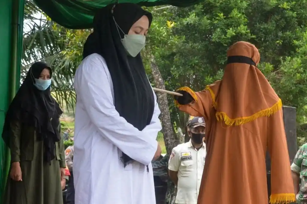 Mujer indonesia recibe 100 bastonazos por cometer adulterio, su pareja 15