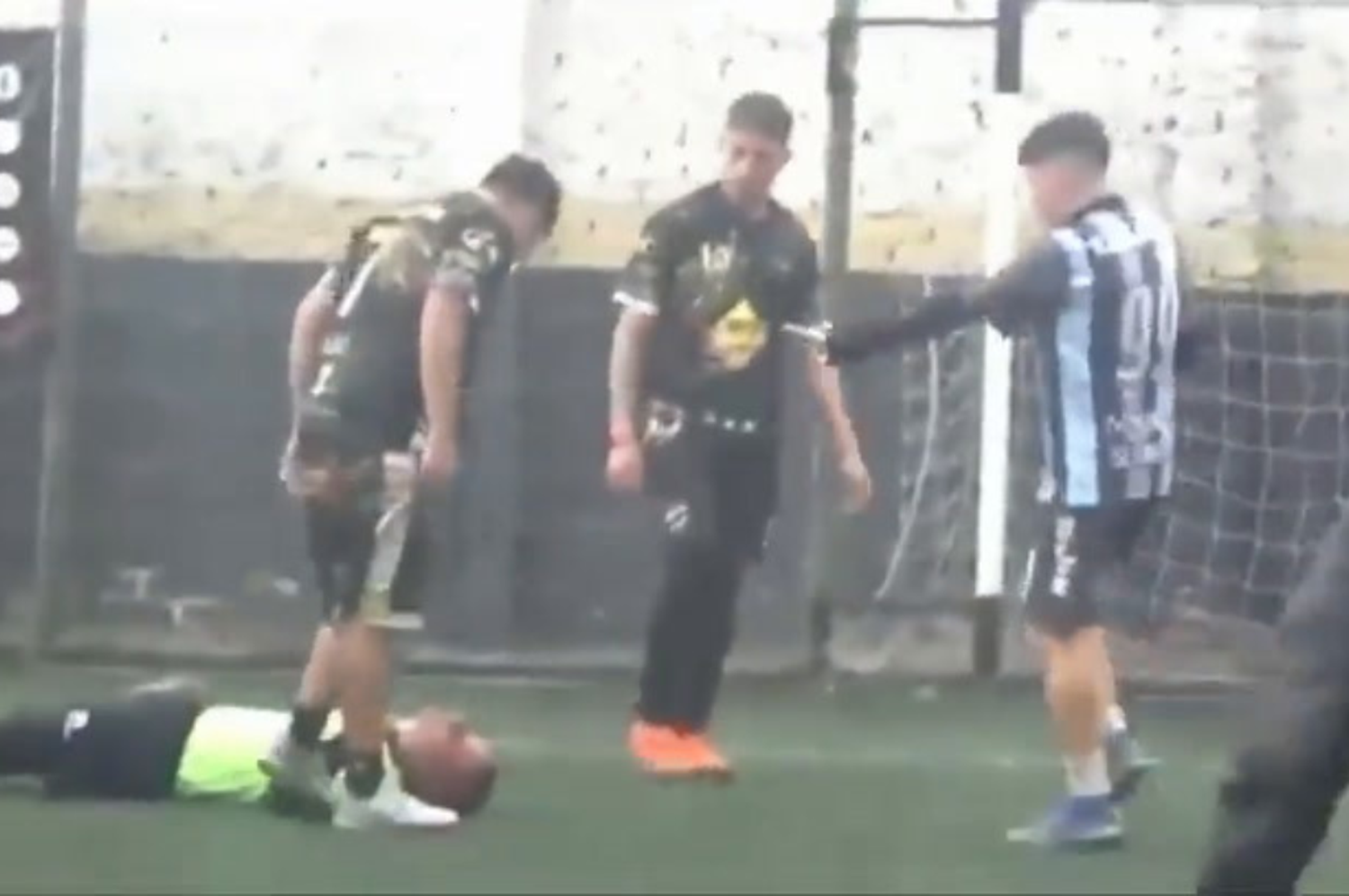 Tremendo ataque a un árbitro en una liga amateur.
