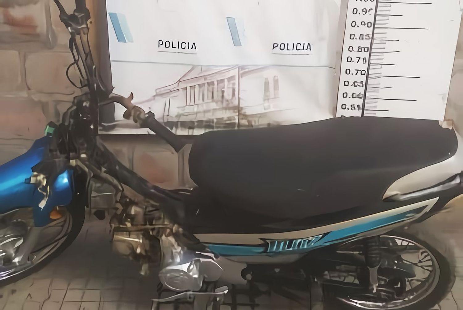 Así estaba la moto cuando la hallaron en un descampado.