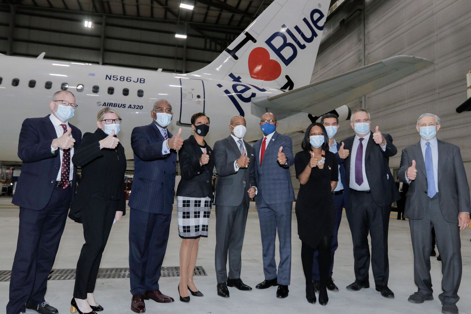 jetBlue to add more than 5,000 workers in New York and reinforce its flights in the Big Apple