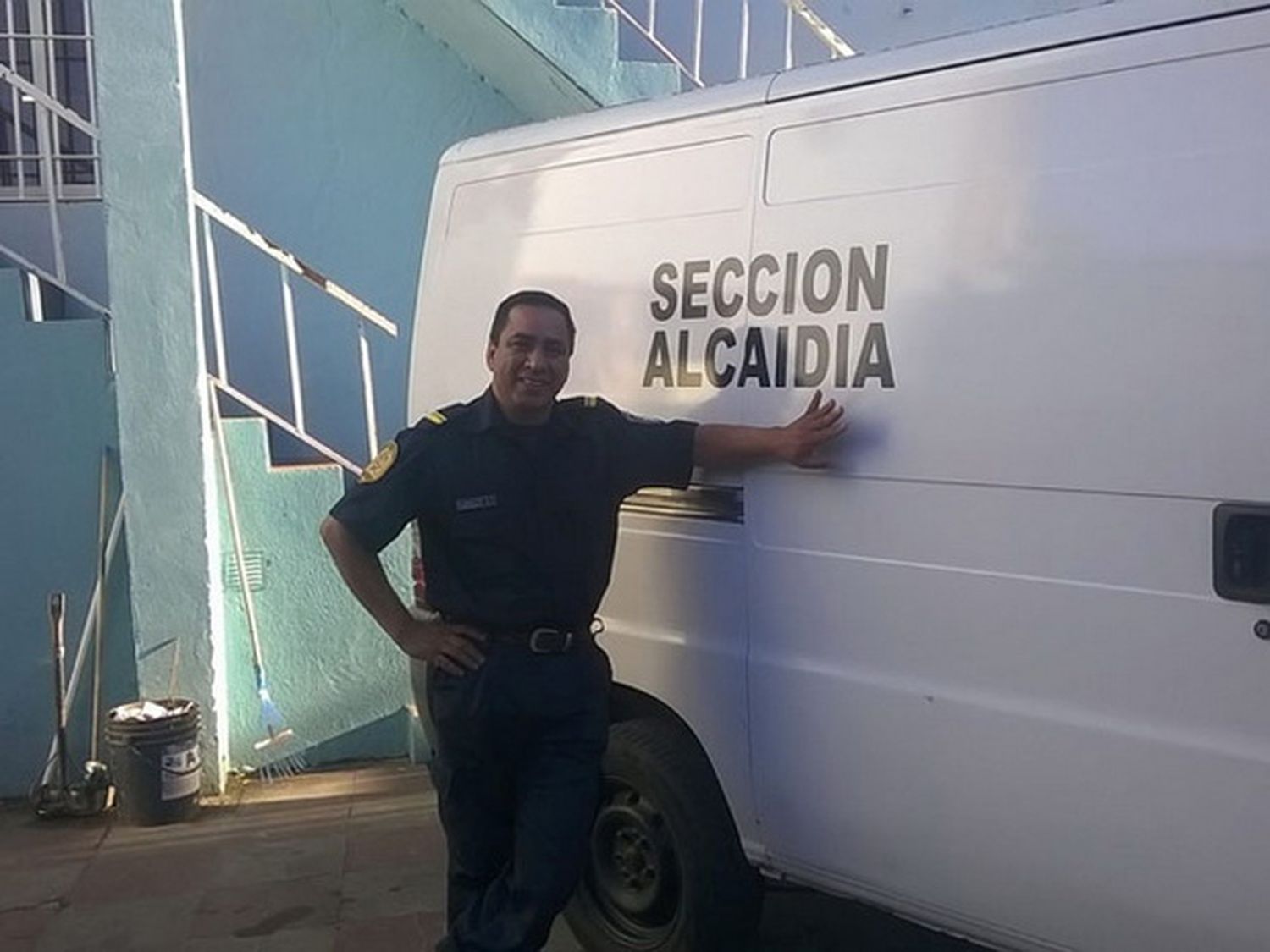 El sargento herido por el preso que mató a otro policía, fue trasladado a una sala