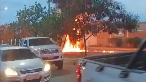 ¡FUEGO EN LA VÍA! Vehículo se incendia en plena avenida en Barquisimeto (+Video)