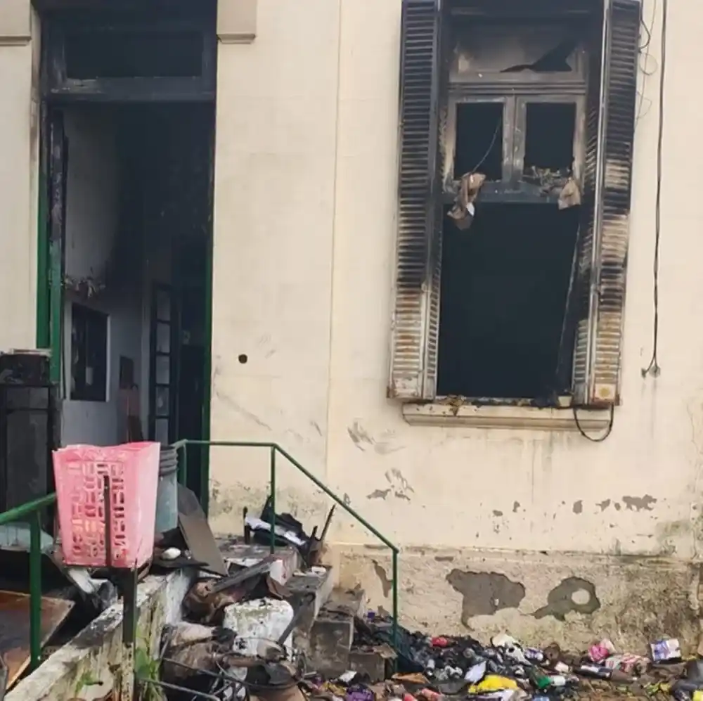 El incendio se registró en el área de dirección del hogar de ancianos. Gentileza: La Vanguardia.
