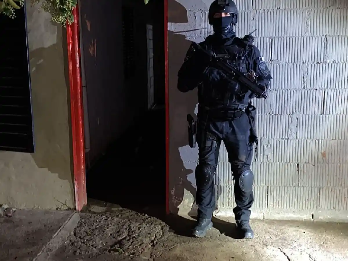 Se entregó un hombre con pedido de detención por venta de estupefacientes 