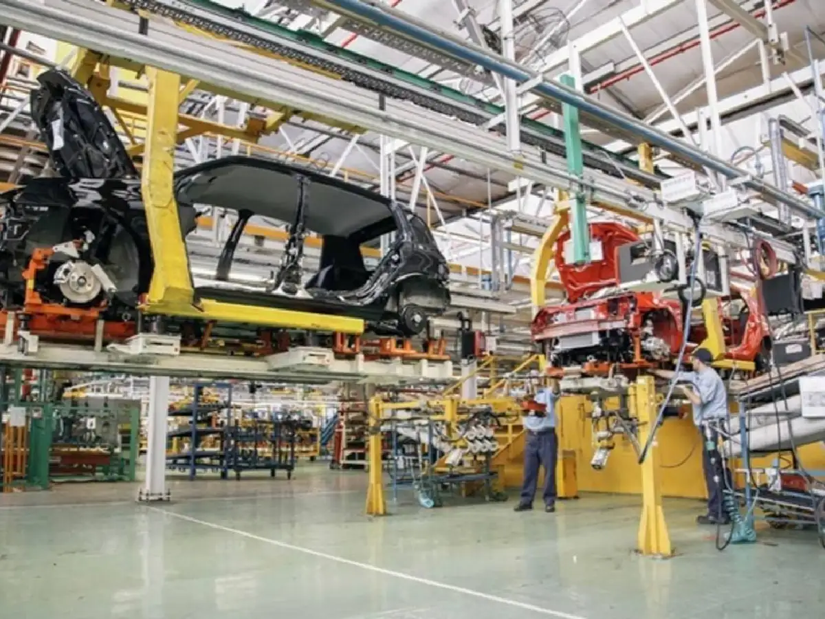 La producción de autos se desplomó 32% en enero