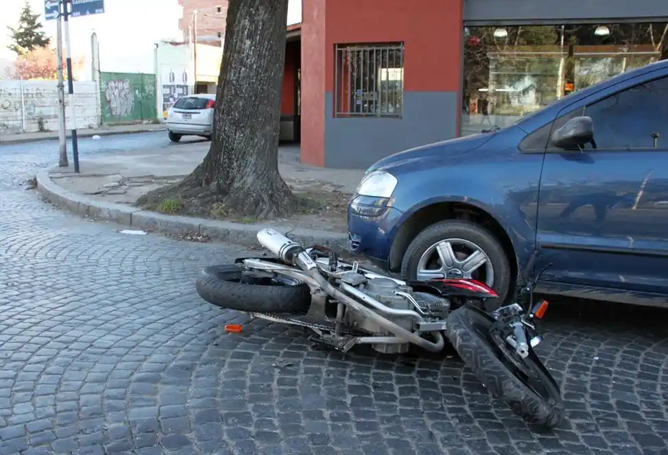 Dos jóvenes lesionados en un  choque en Santamarina y Mitre  