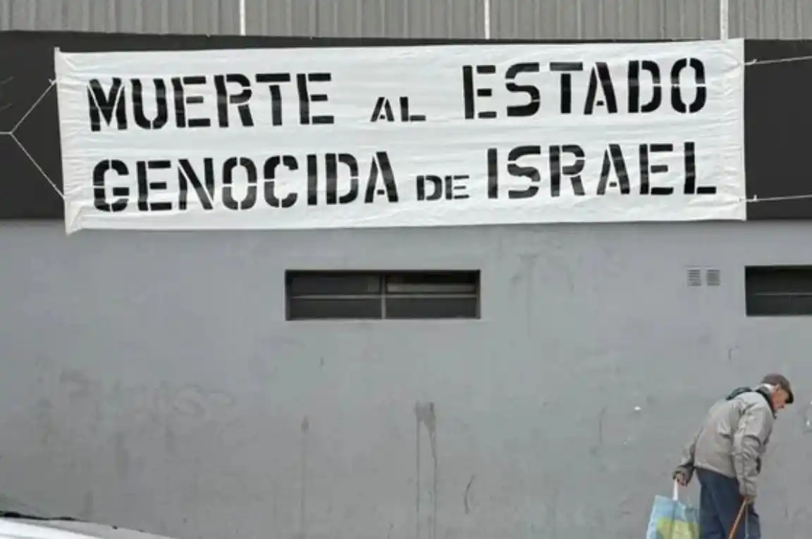 Simpatizantes de All Boys llevaron un ataúd con la bandera de Israel,