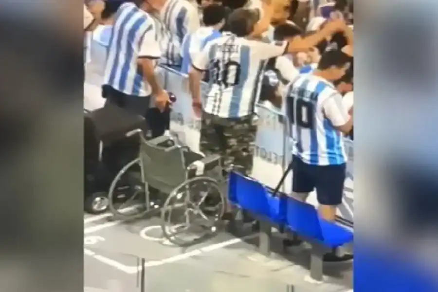 Fueron en silla de ruedas a ver la Selección y terminaron cantando parados