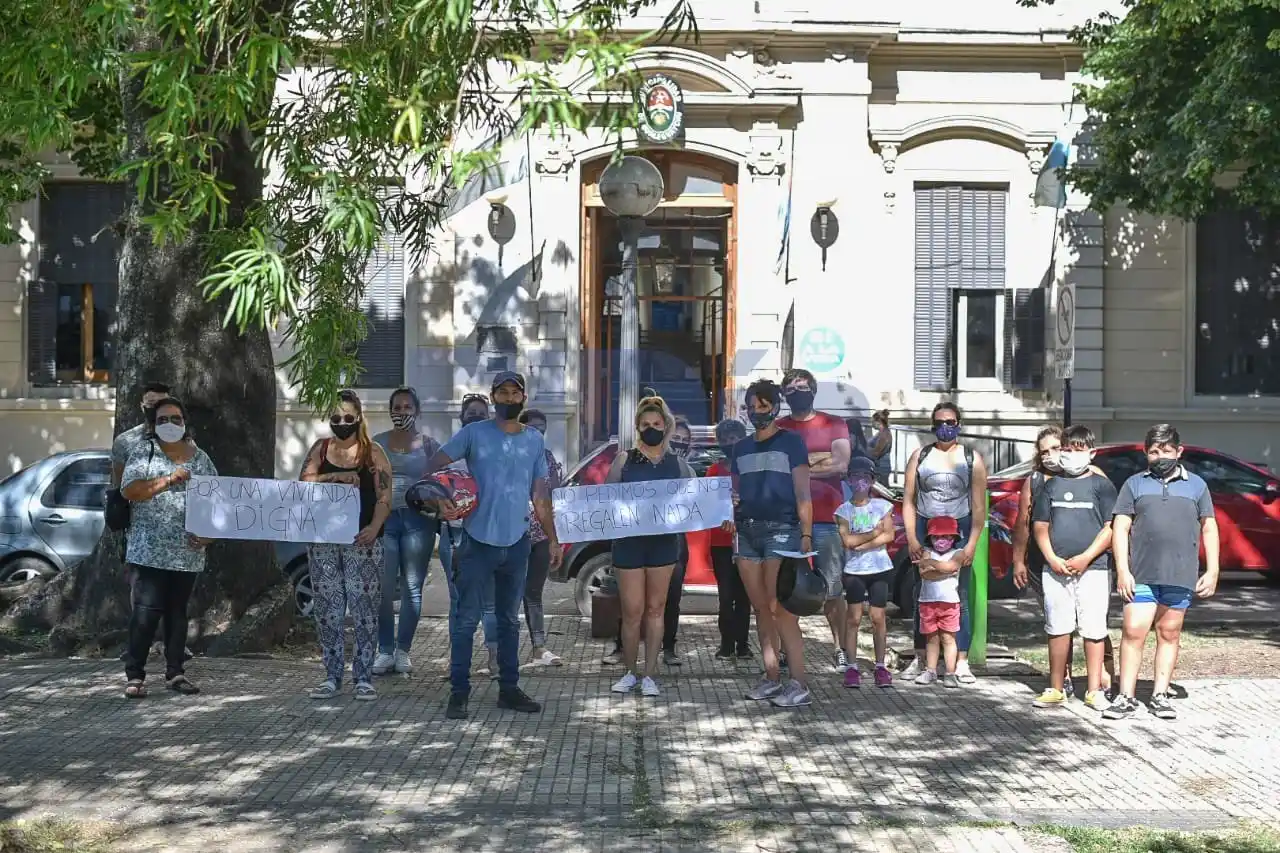 Vecinos autoconvocados reclamaron frente a las puertas del Municipio