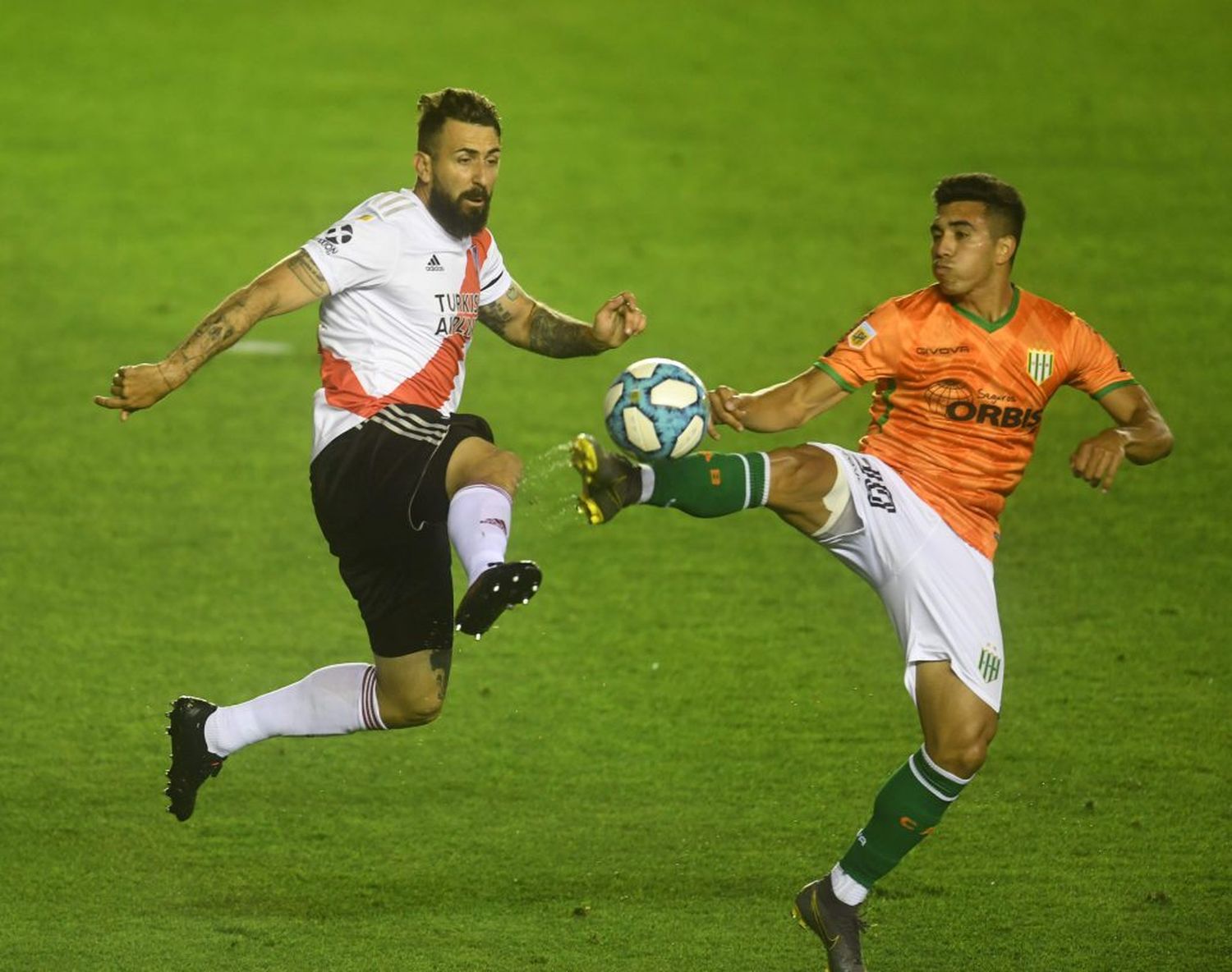 River le sacó el invicto a Banfield y lo alcanzó 