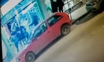 Video: Así le robaron las armas a dos oficiales de la Policía local en Mar del Plata 