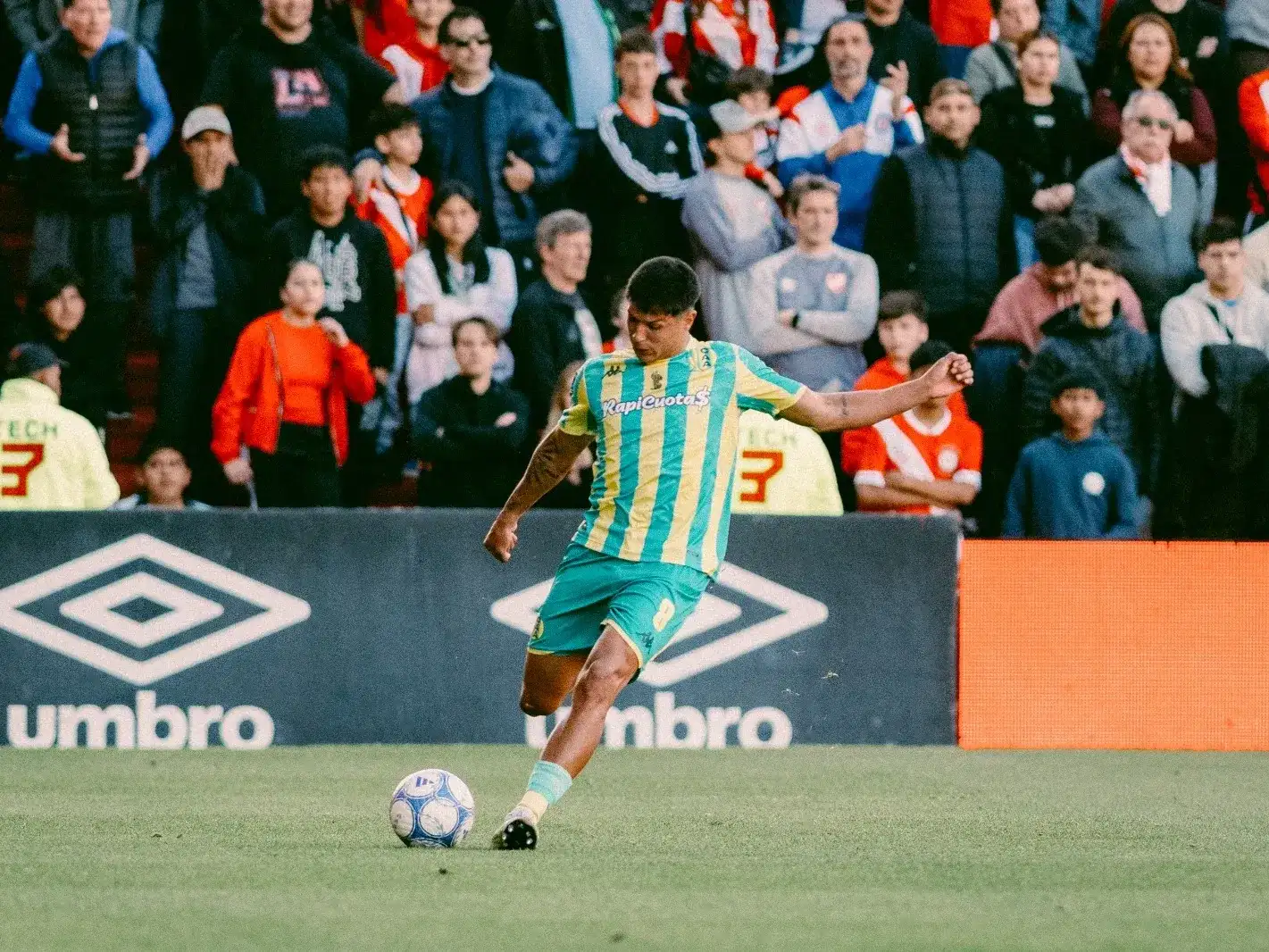 Aldosivi no cambia: volvió a dejar escapar la ventaja y cayó 2-1 ante Argentinos