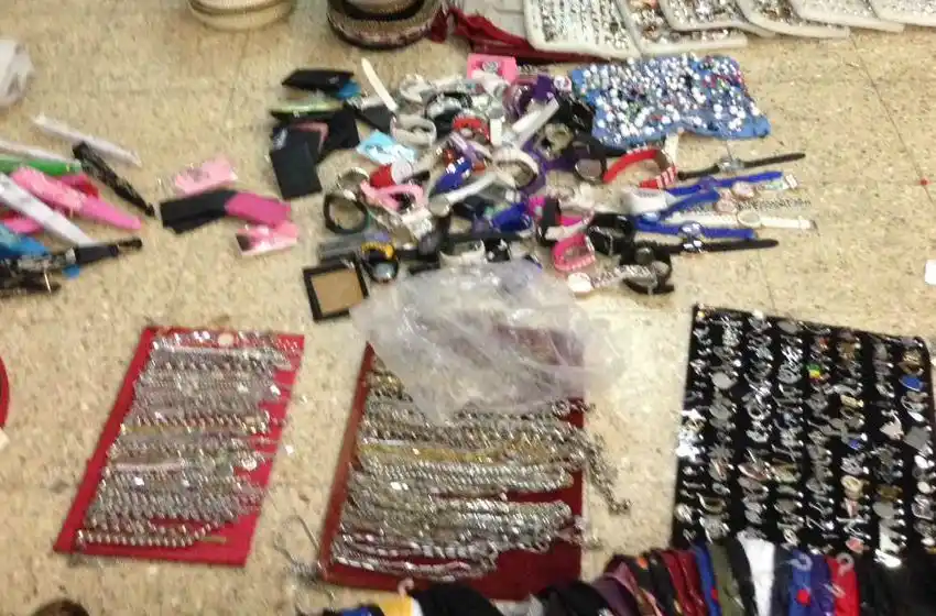 Secuestraron mercadería a 8 vendedores ambulantes de Avenida Luro