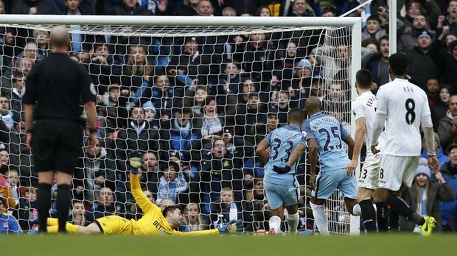 Los dos goles de Gabriel Jesús, el brasileño que mandó  de suplentes a Kun Agüero 