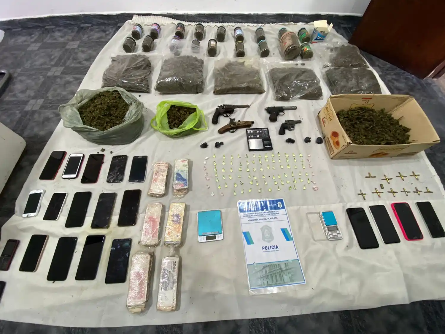 Cuando la Policía ingresó a la vivienda, una de las mujeres quiso deshacerse de la cocaína.