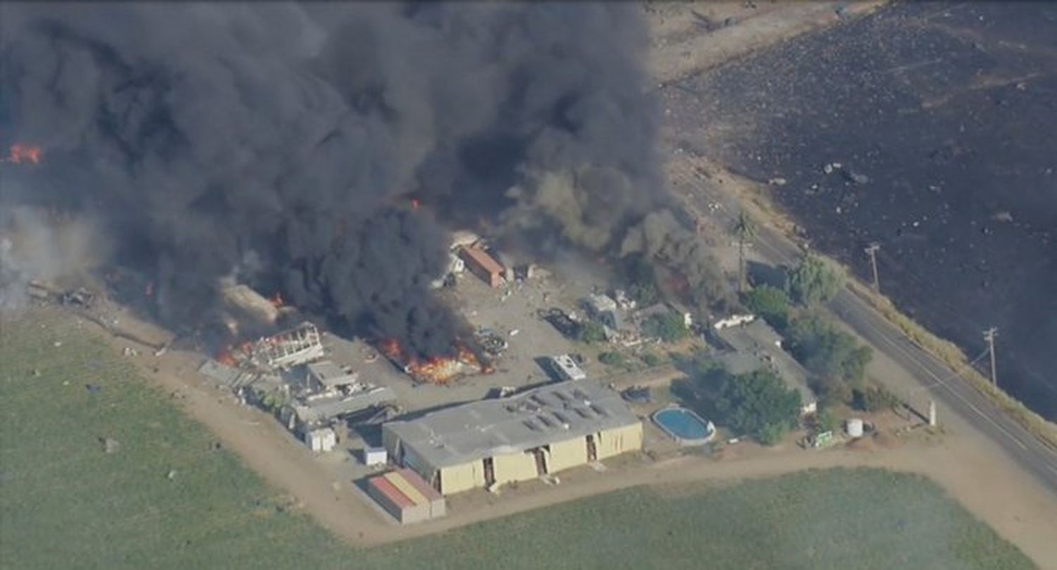 Una explosión en un depósito de fuegos artificiales desató incendios y evacuaciones en California