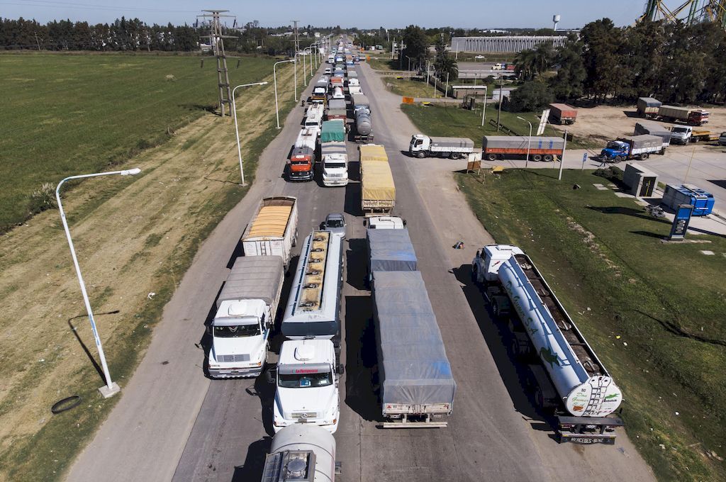 Imágenes impactantes: así se ven colapsados por camiones los accesos a los puertos del sur santafesino