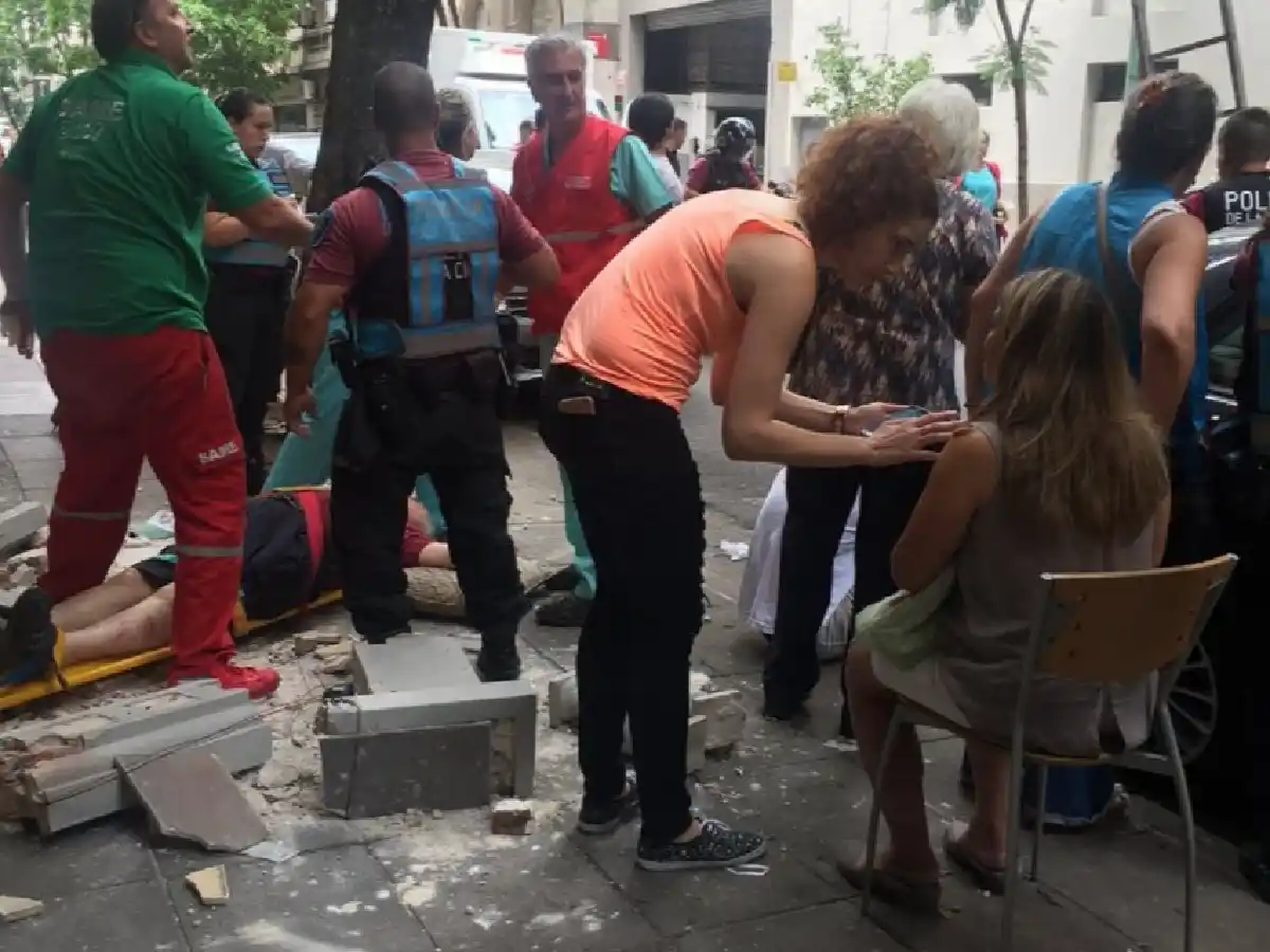 Cayó el balcón de un edificio en Recoleta: hay tres heridos
