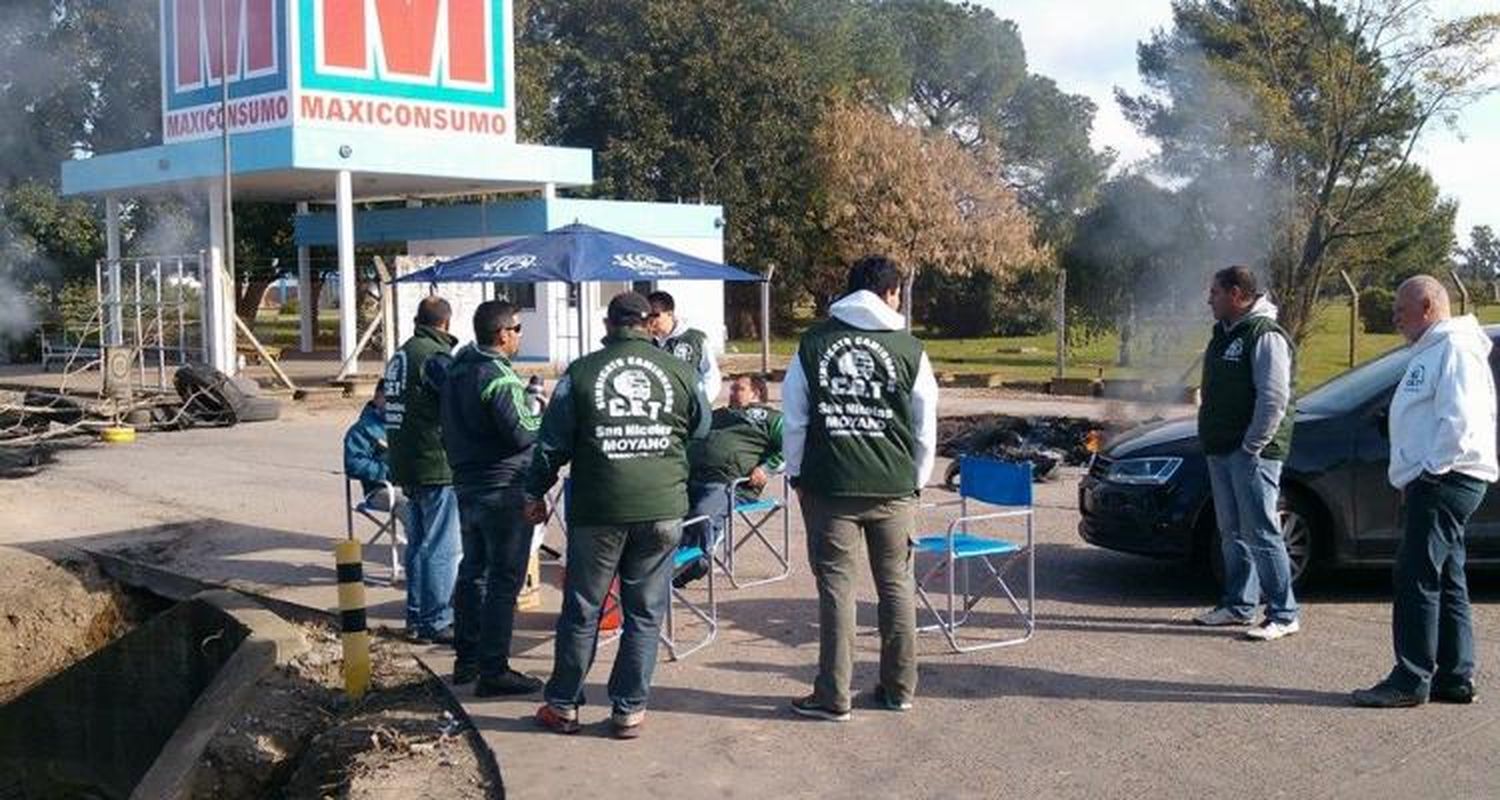 Camioneros continúa bloqueo en las puertas de Maxiconsumo