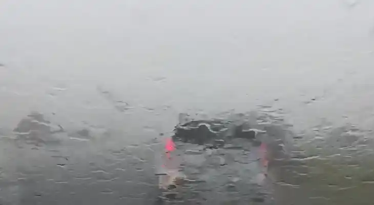 Diluvio en la Ruta 3: En el tramo entre Tandil y Monte, los autos pararon su marcha para evitar accidentes