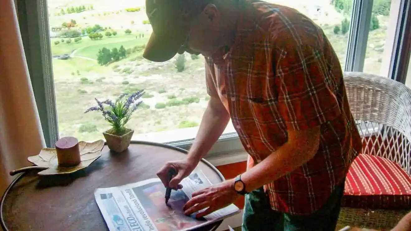 El Indio firmando la edición de El Eco de Tandil