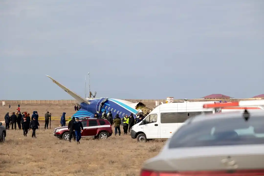 Azerbaijan Airlines mencionó "interferencias externas físicas y técnicas" al referirse a la caída de su avión en Kazajistán.