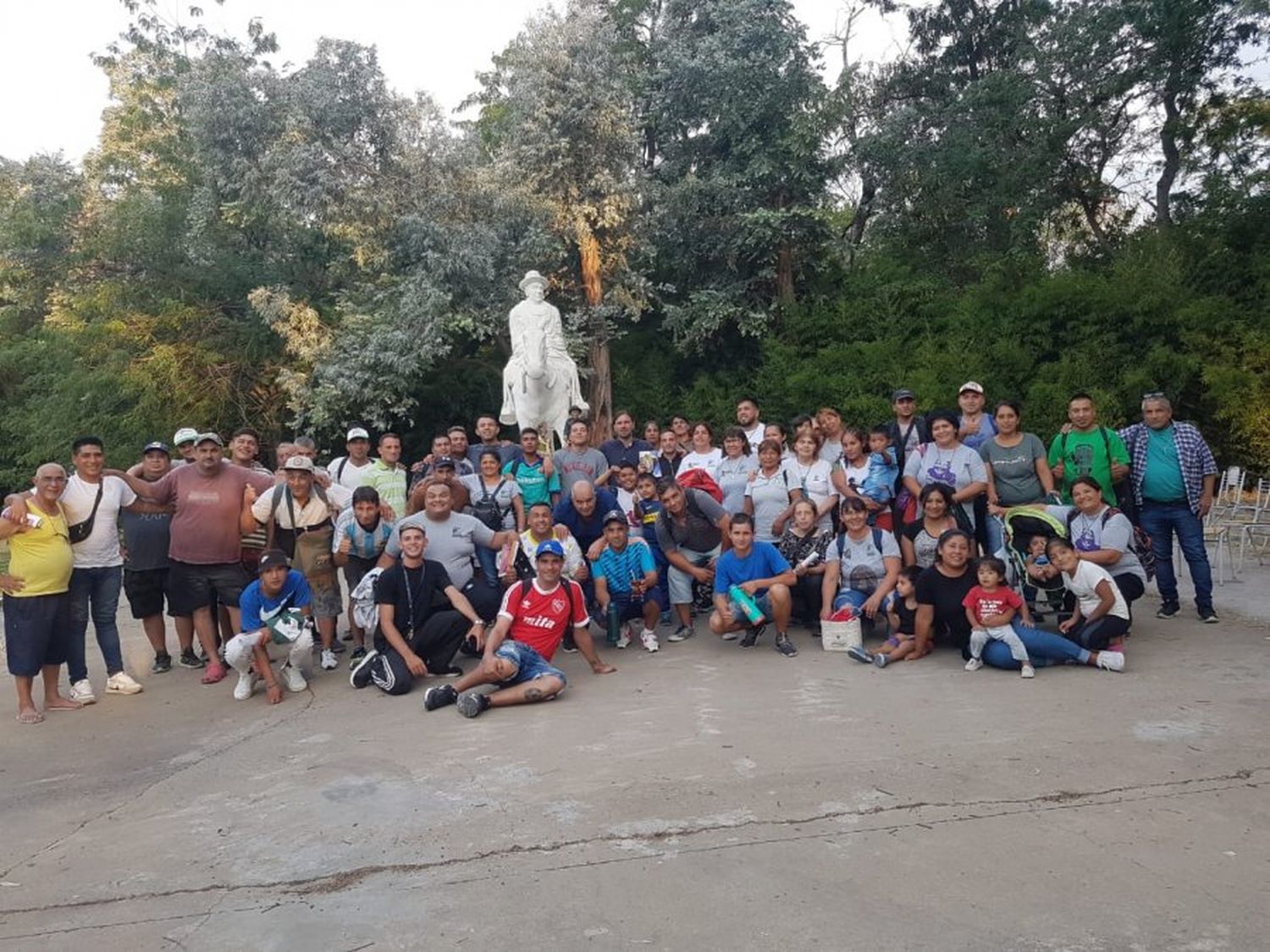 Retiro espiritual en el Hogar de Cristo; el médico larroquense, en el centro de la imagen 