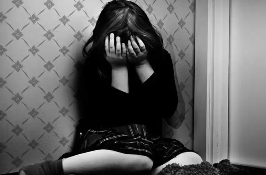 Una niña de 11 años intentó autolesionarse por los reiterados abusos de su vecino