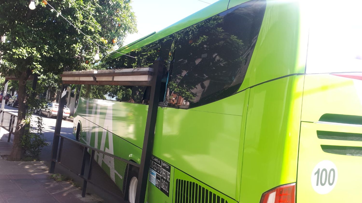 Micro giró en el centro y quedó atascado en Salta y Oliveira Cézar