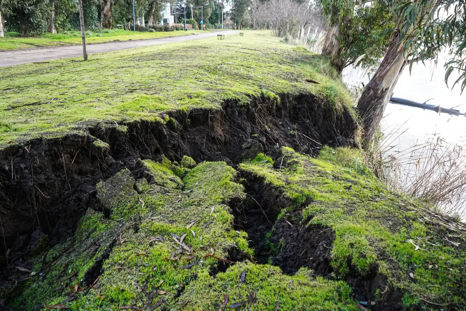 El avance de la erosión provocó un nuevo desmoronamiento sobre la Ribera del río Quequén