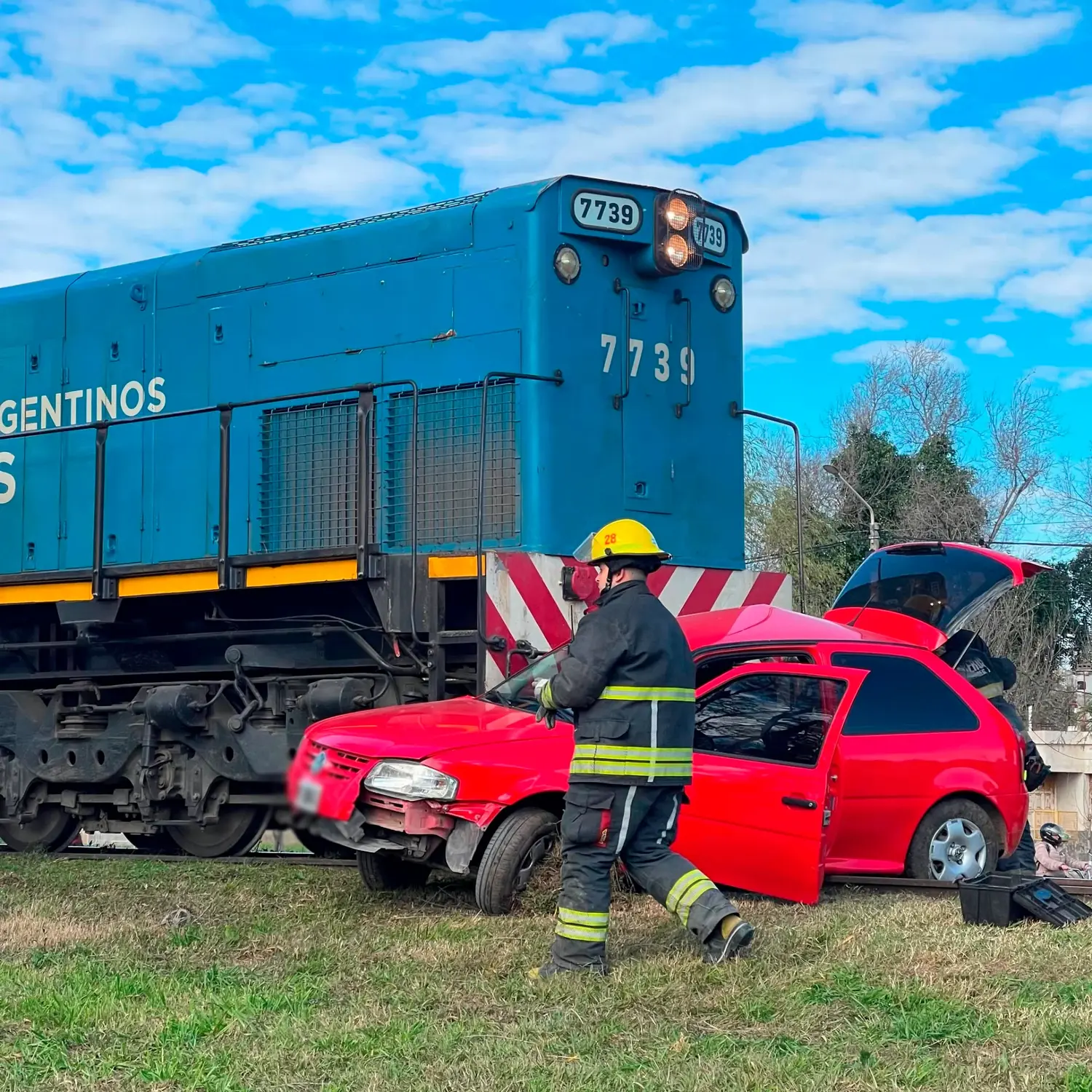 Un tren embistió y arrastró unos 100 metros a un automóvil en Arroyito